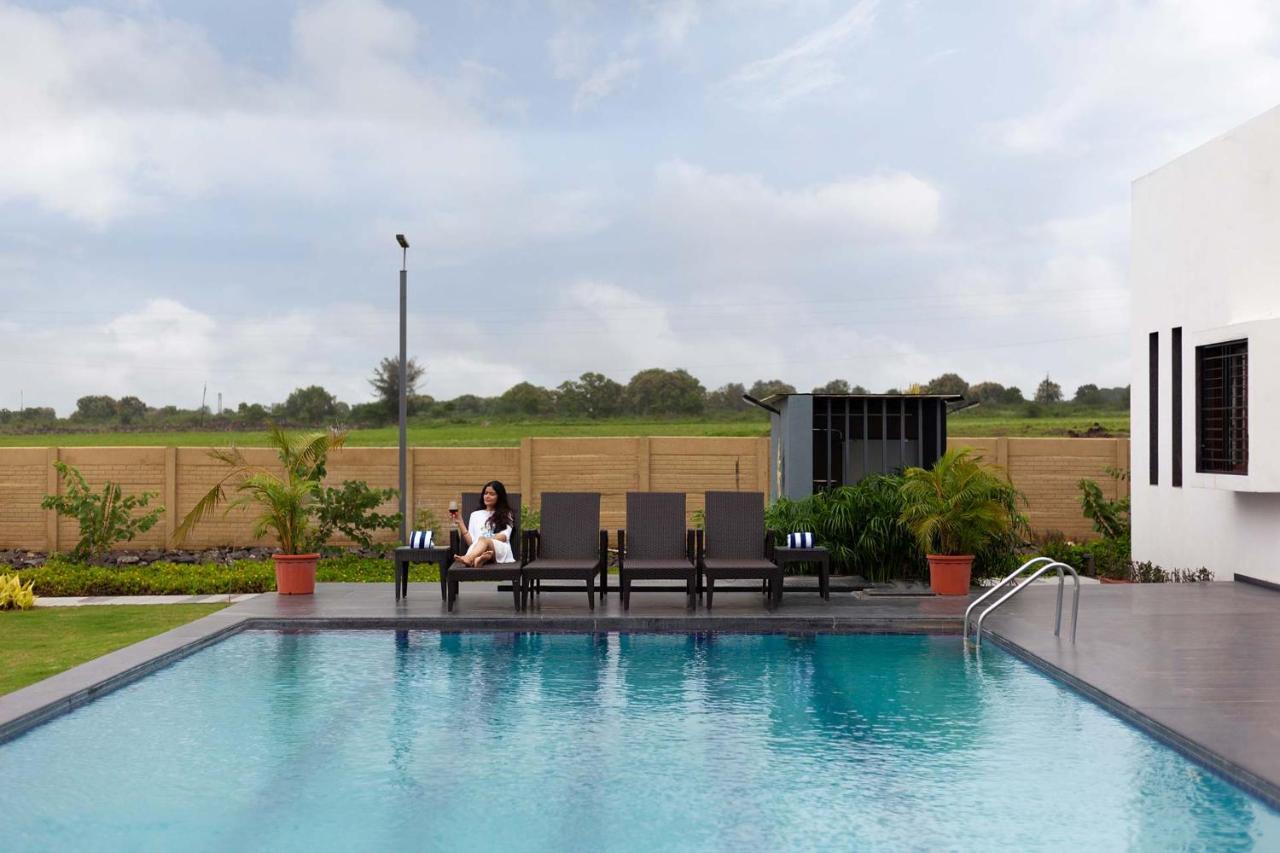 Stayvista'S Le Bon Horizon - Hillside Elegance With Chic Interiors, Poolside Serenity & Picturesque Gazebo - Proximity To Sula Nászik Kültér fotó