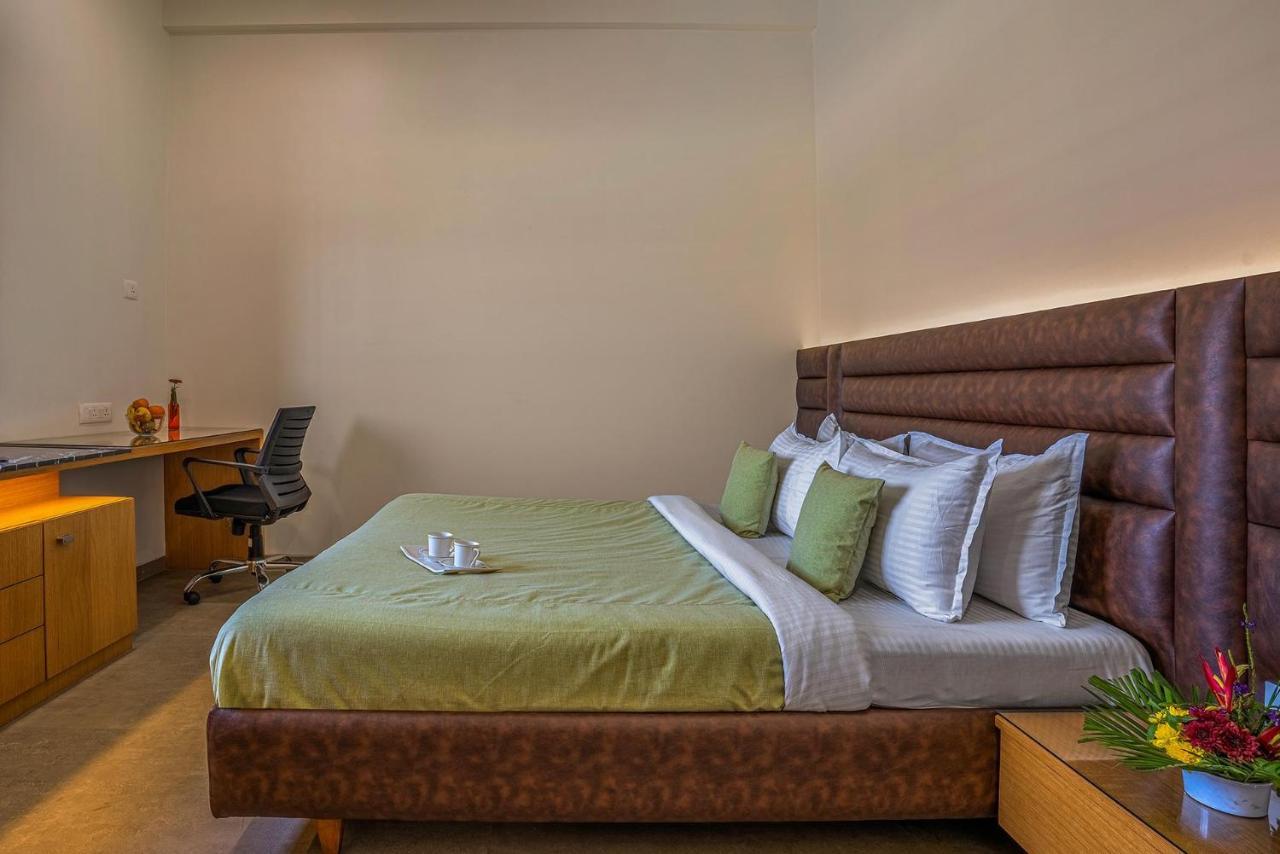 Stayvista'S Le Bon Horizon - Hillside Elegance With Chic Interiors, Poolside Serenity & Picturesque Gazebo - Proximity To Sula Nászik Kültér fotó