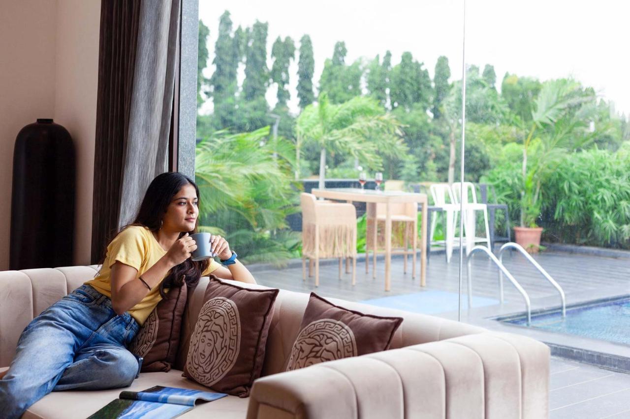 Stayvista'S Le Bon Horizon - Hillside Elegance With Chic Interiors, Poolside Serenity & Picturesque Gazebo - Proximity To Sula Nászik Kültér fotó