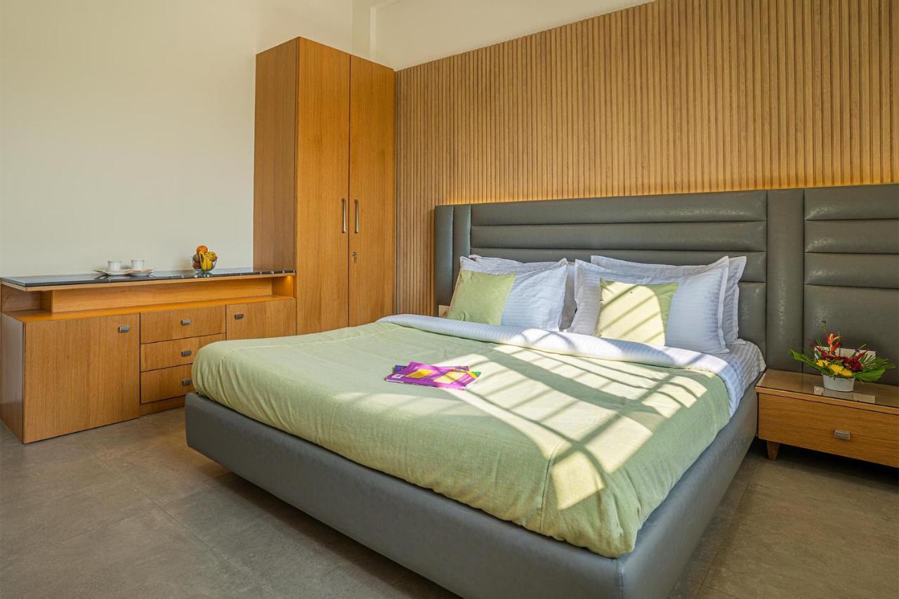Stayvista'S Le Bon Horizon - Hillside Elegance With Chic Interiors, Poolside Serenity & Picturesque Gazebo - Proximity To Sula Nászik Kültér fotó