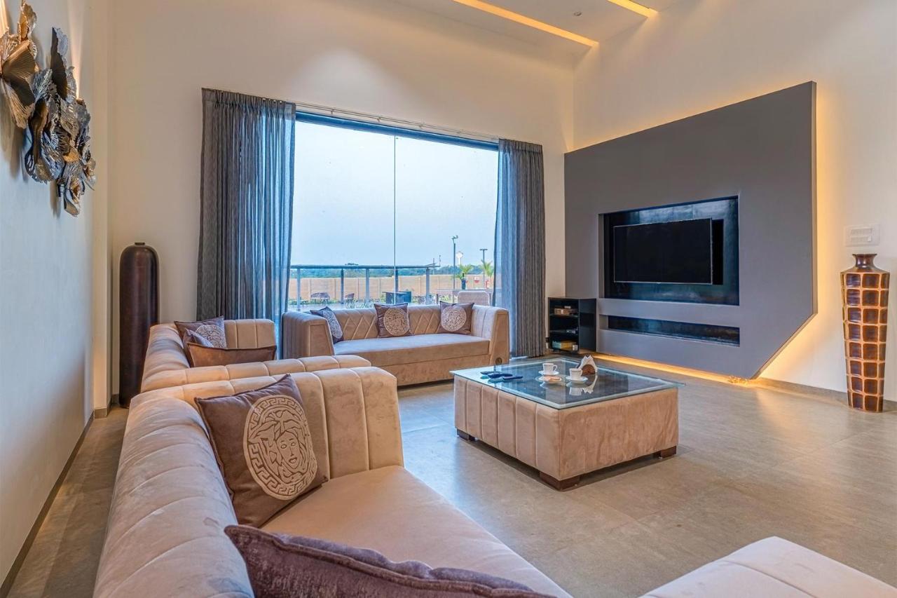 Stayvista'S Le Bon Horizon - Hillside Elegance With Chic Interiors, Poolside Serenity & Picturesque Gazebo - Proximity To Sula Nászik Kültér fotó